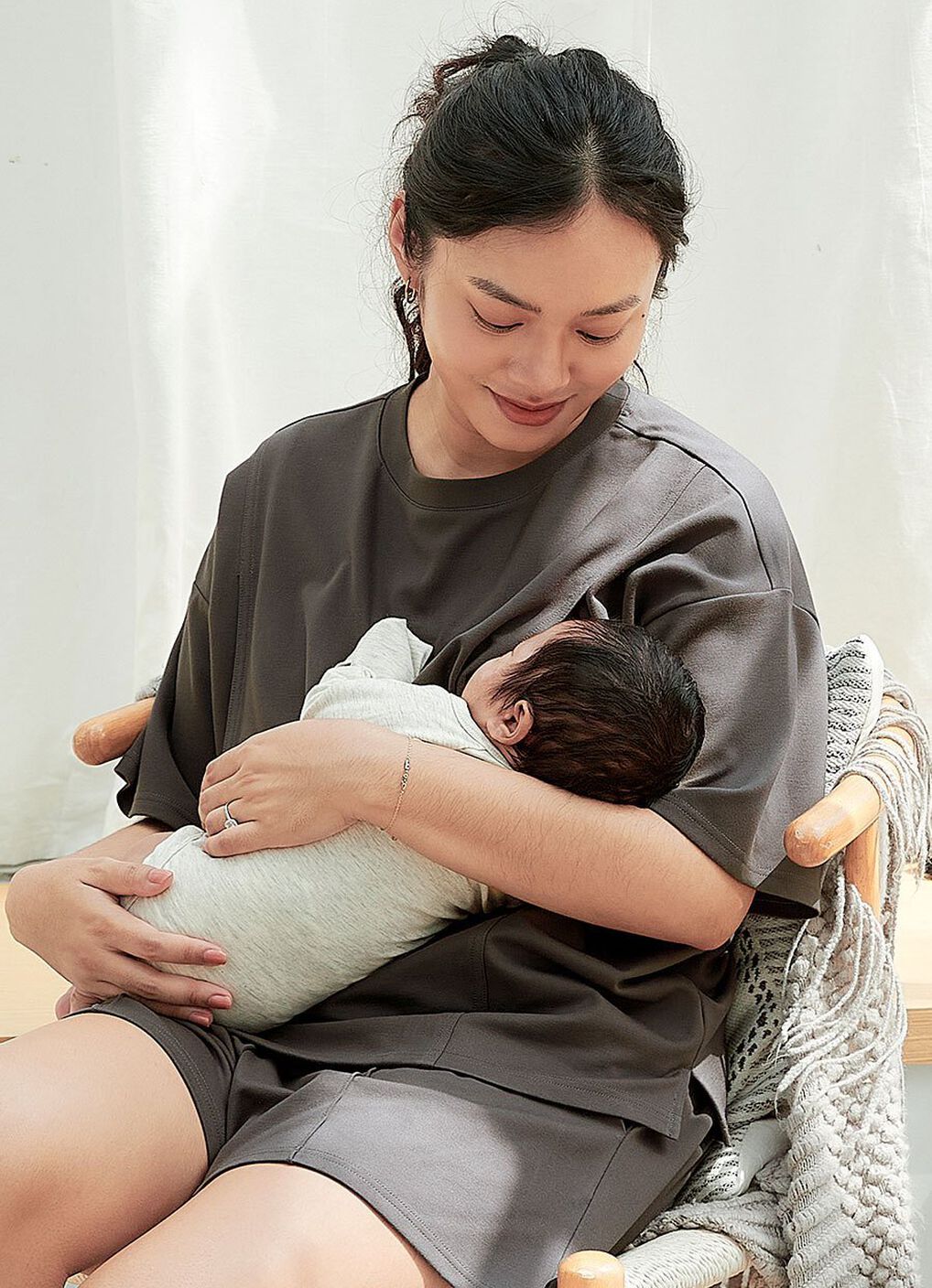 Loose-Fit Cooling Maternity & Nursing Top, Charcoal, hi-res image number 4