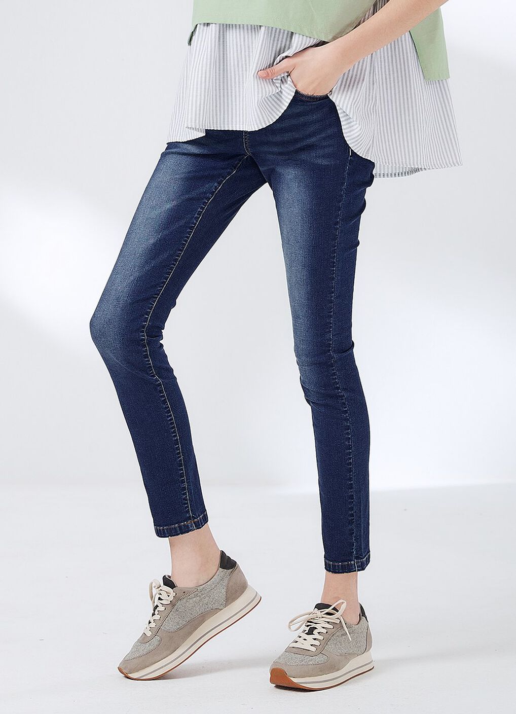 Washed Maternity Curvy Jeans, , hi-res image number 0