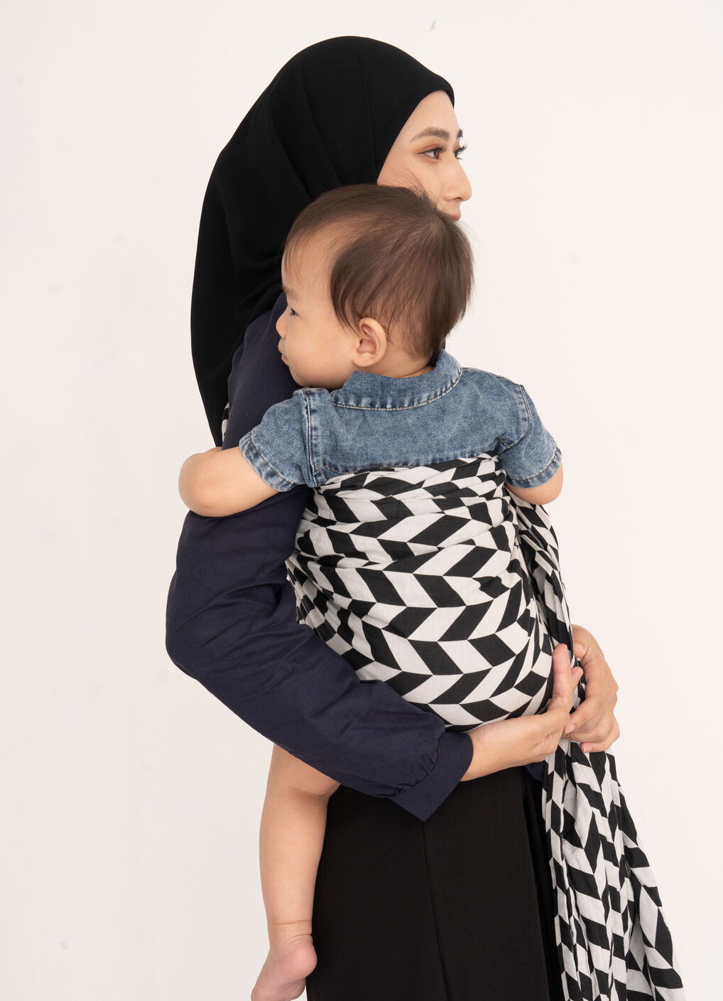 Black & White Herringbone Baby Ring Sling, Black, hi-res image number 5